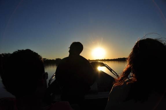 Um inesquecível pôr-do-sol navegando no rio Cuiabá, região de Porto Jofre, no final da rodovia Transpantaneira, no Pantanal Norte, no Mato Grosso